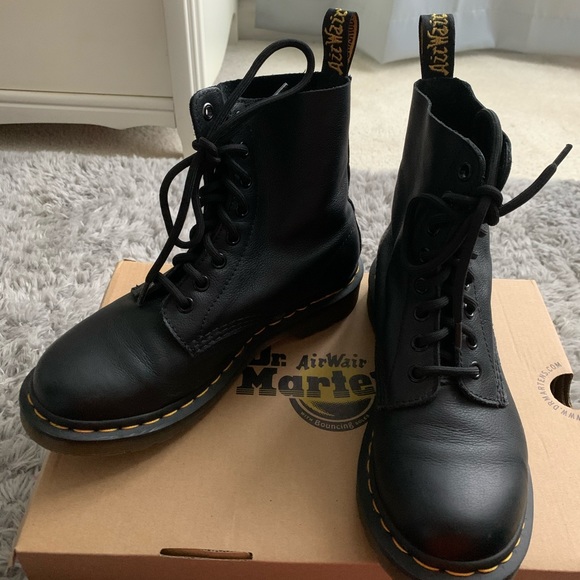 Dr. Martens Shoes - size 6 doc martens